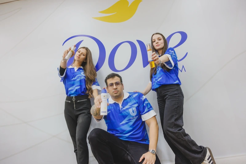 Reunião de time em volta de uma mesa